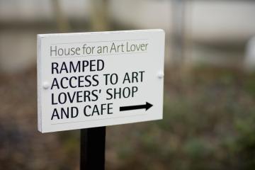 Ramp access sign (VisitBritain)