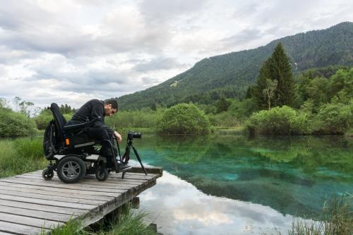 photo wheelchair user photographer on jetty at a lake (Credit Dreamstime, UNWTO) 